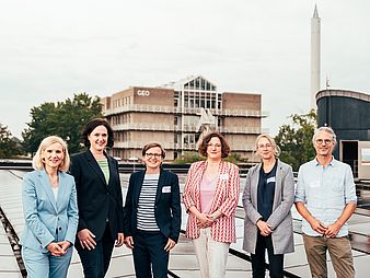 Senator Kathrin Moosdorf (second from left) with University of Bremen President Professor Jutta Günther (left), as well as (from left to right) Dr. Britta Lüder (Vice President of Research and Transfer, Bremen University of Applied Sciences), Dr. Antje Stephan (Chancellor, Bremen University of the Arts), Prof. Dr. Rabea Diekmann (Vice President of Research, Transfer, and Continuing Education, Bremerhaven University of Applied Sciences), and Prof. Dr. Marko Rohlfs (BreGoS Project Coordinator, University of Bremen).