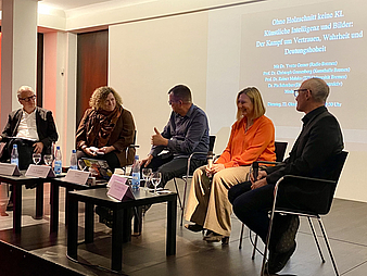 Prof. Dr. Rainer Malaka (Universität Bremen), Dr. Yvette Gerner (Radio Bremen), Pit Noack (Moderator), Dr. Pia Schreiber (Digitalagentur construktiv) and Prof. Dr. Christoph Grunenberg (Kunsthalle Bremen) at the panel diskussion (right to left) Prof. Dr. Rainer Malaka (Universität Bremen), Dr. Yvette Gerner (Radio Bremen), Pit Noack (Moderator), Dr. Pia Schreiber (Digitalagentur construktiv) and Prof. Dr. Christoph Grunenberg (Kunsthalle Bremen) at the panel diskussion (right to left)